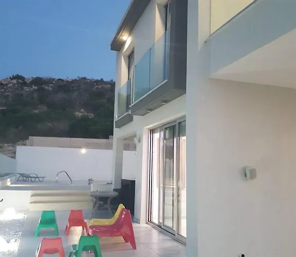 Chrystalleni Villa *